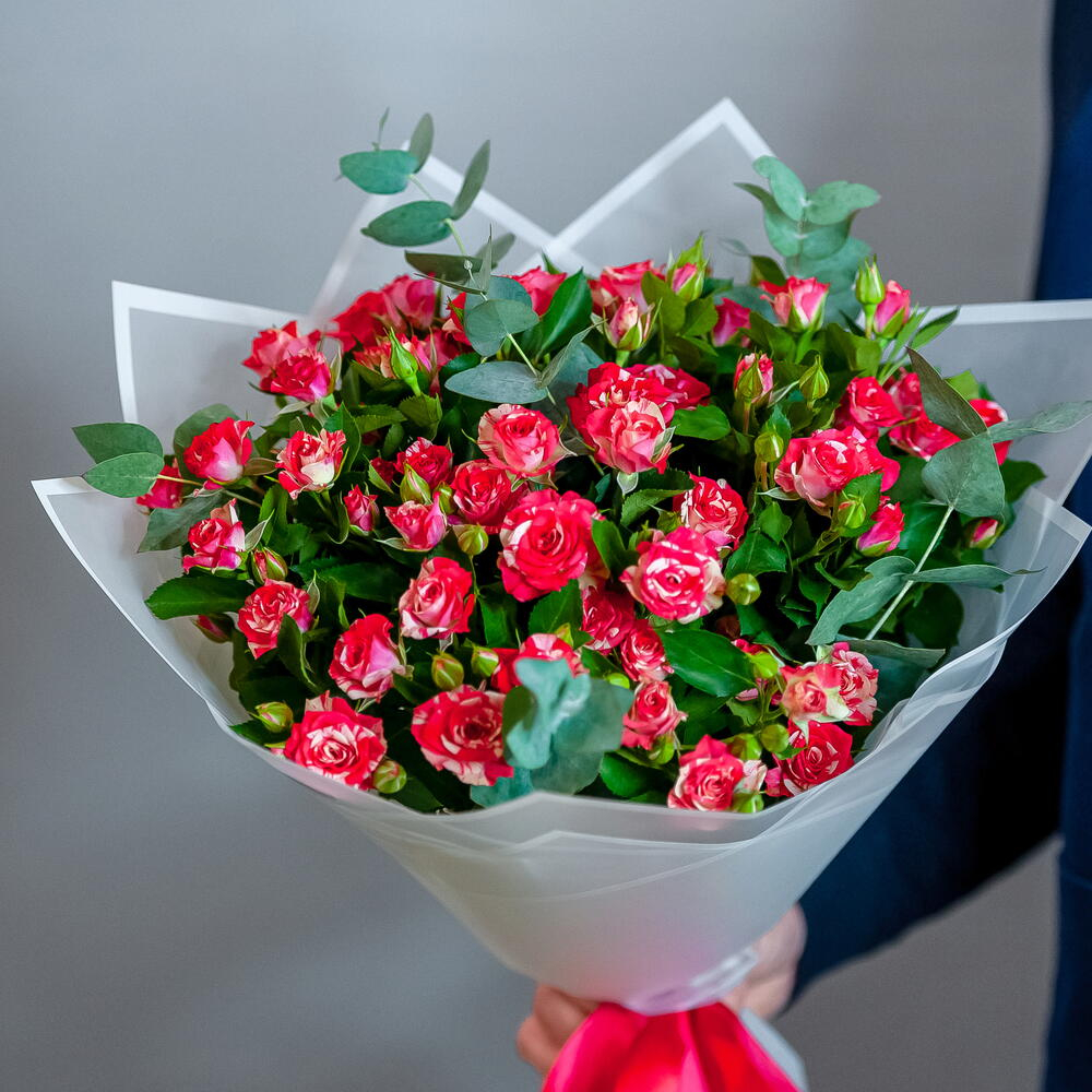 Букет ярких кустовых роз в светлом оформлении