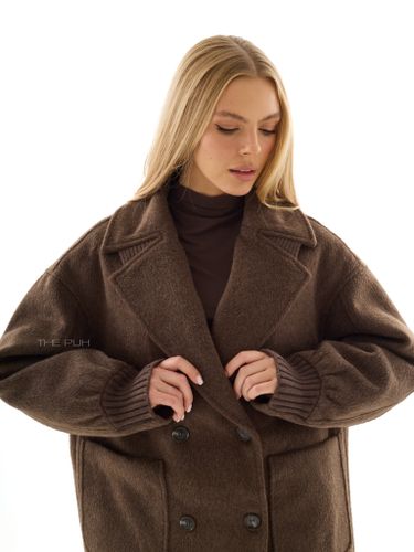 Шоколадное двубортное пальто с манишкой