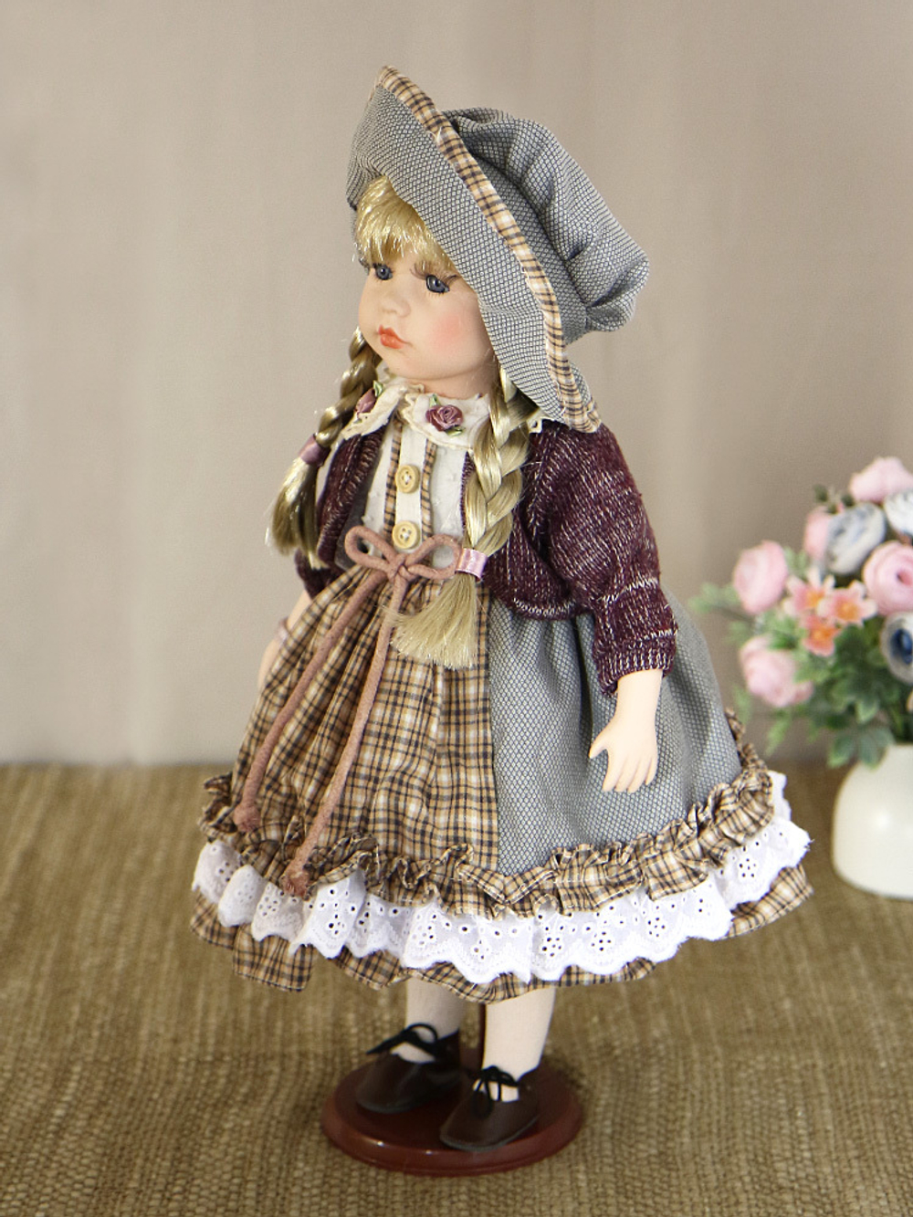 Кукла фарфоровая 16' на подставке