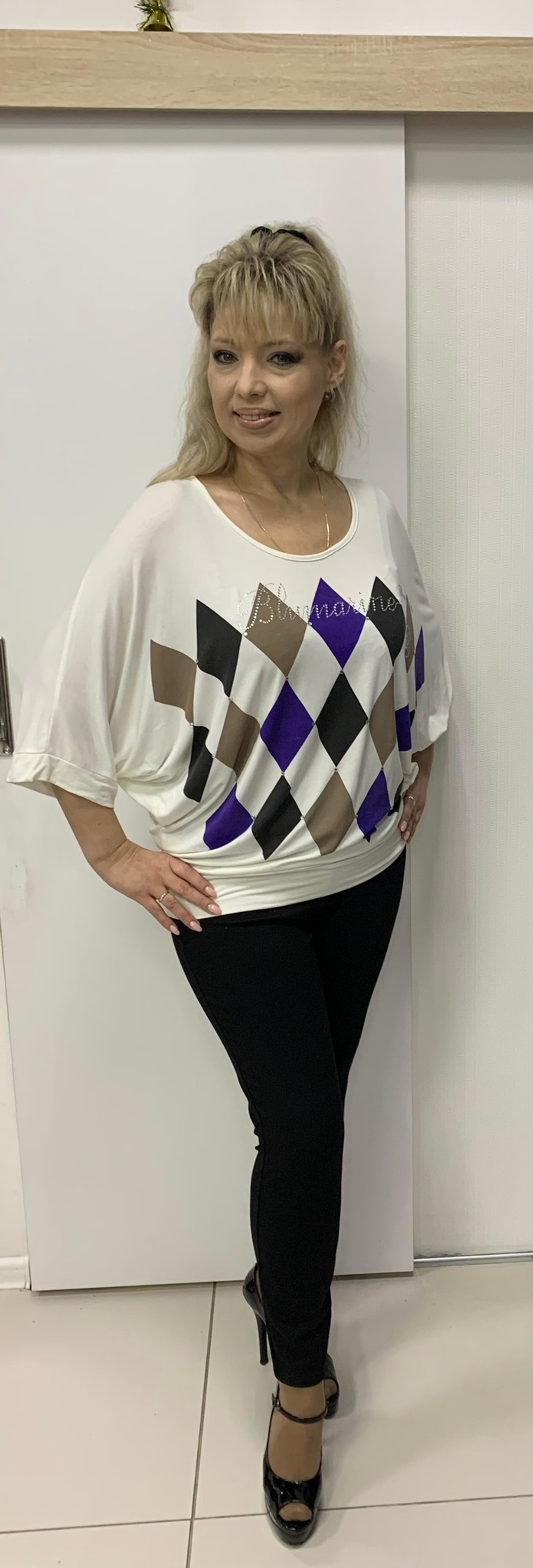 Белый джемпер с цветными ромбами