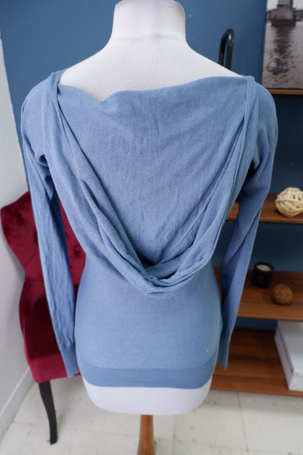 Джемпер модный с капюшоном  40 размер