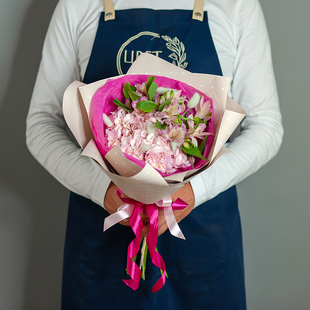 Сборный мини букет с розовой гортензией и альстромерией