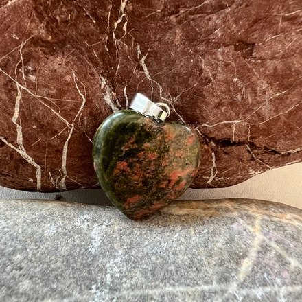 Кулон. Унакит