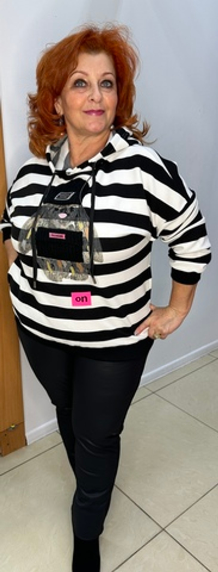 Полосатая толстовка с изображением зайца