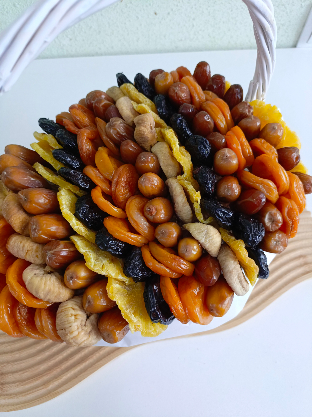 Сухофрукты в корзине