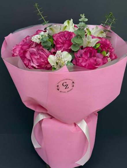 Пионовидные розы с альстромерией