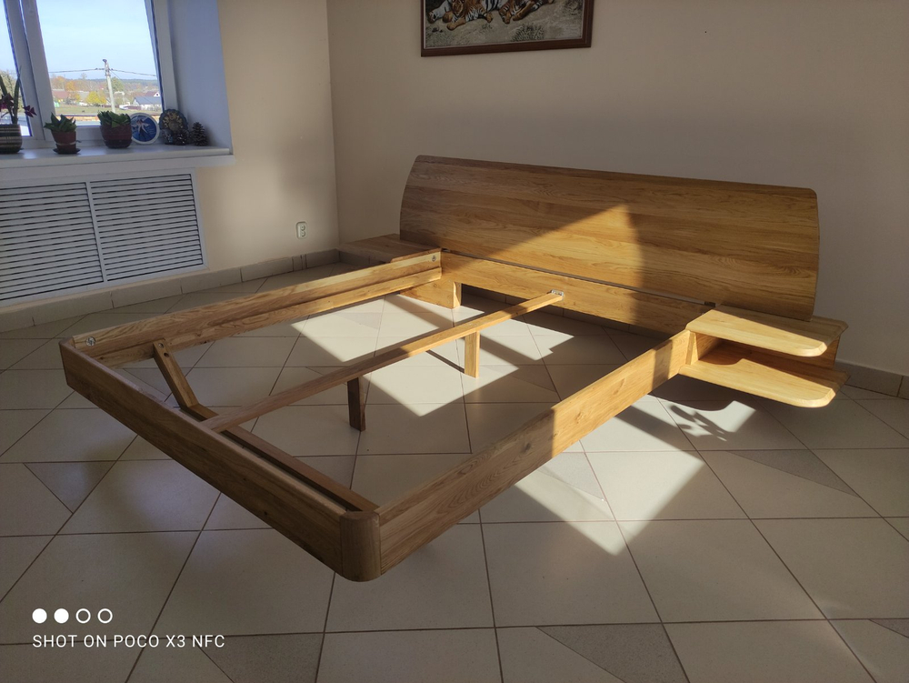 Кровать из массива дуба со встроенными полками Amandi