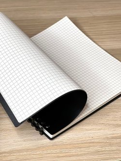 Блокнот квадратный в клетку 60л 195х210 мм черный (8808-013)