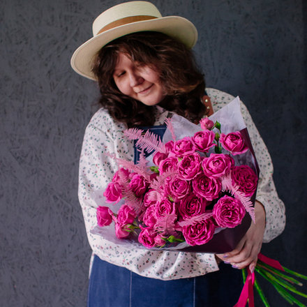 51. Классический малиновый букет с кустовыми розами