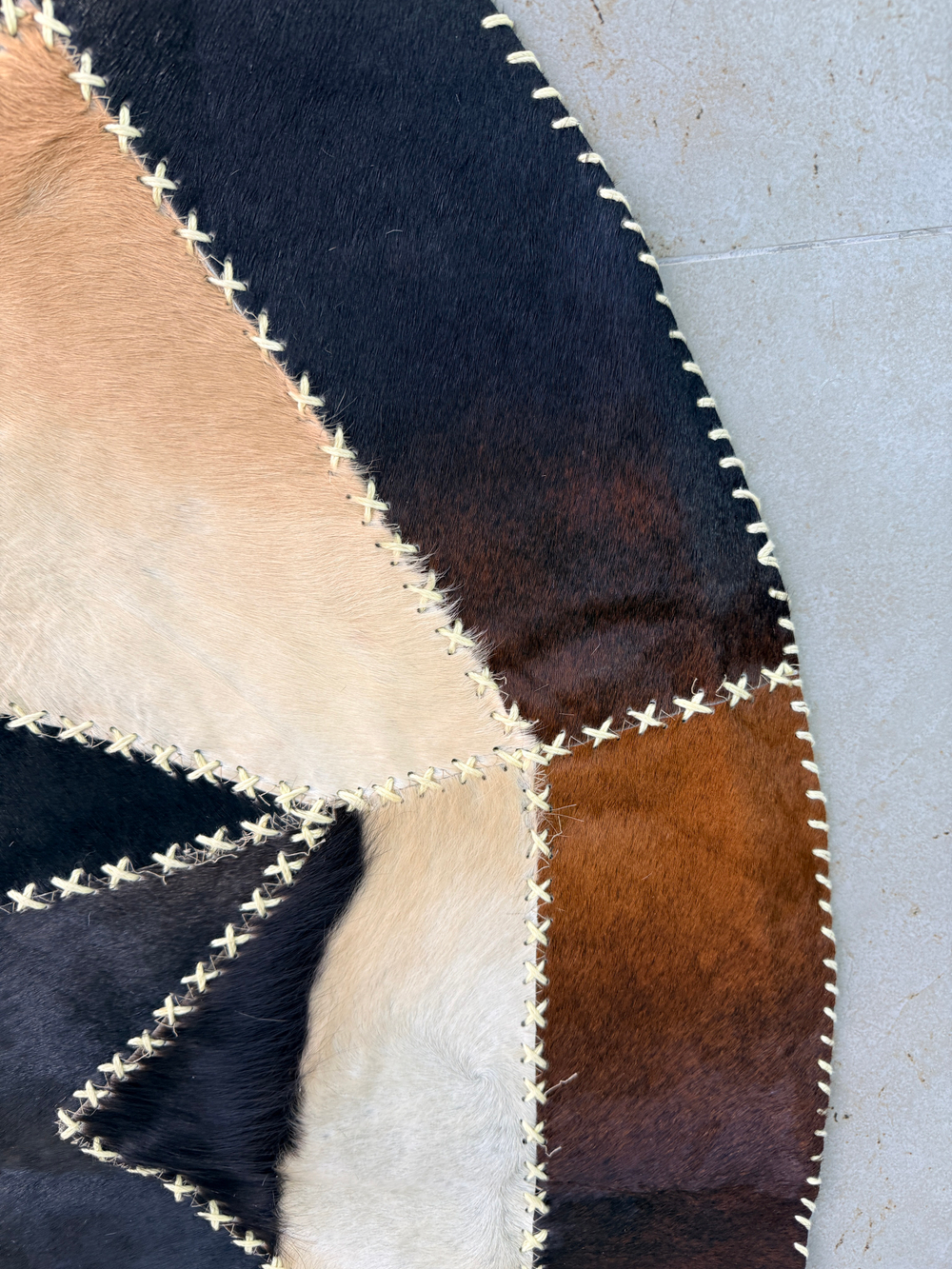 Ковер круглый натуральный на пол / Телячья шкура / 140см