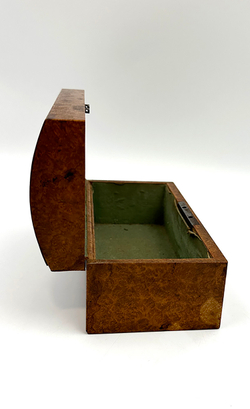 Шкатулка довоенная деревянная. СССР.  Первая половина XX в. Кап, столярная работа, ткань20,5×8×9 см;