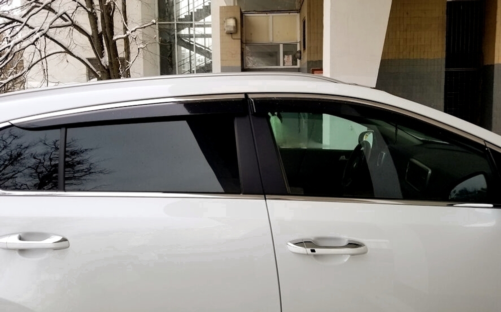 Дефлекторы Alvi на Hyundai Elantra с молдингом из нержавейки