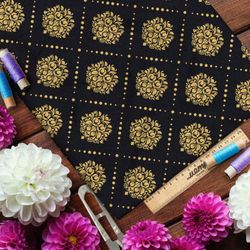 Ткань флис золотой симметричный узор на чёрном фоне