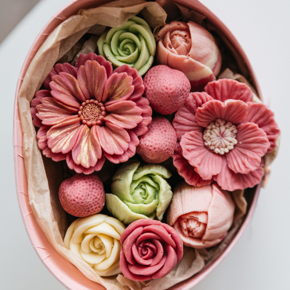 Шоколадный букет в коробке "Вкус Любви" из роз, тюльпанов, клубники, подарок любимой, на 8 марта, на День Рождения.