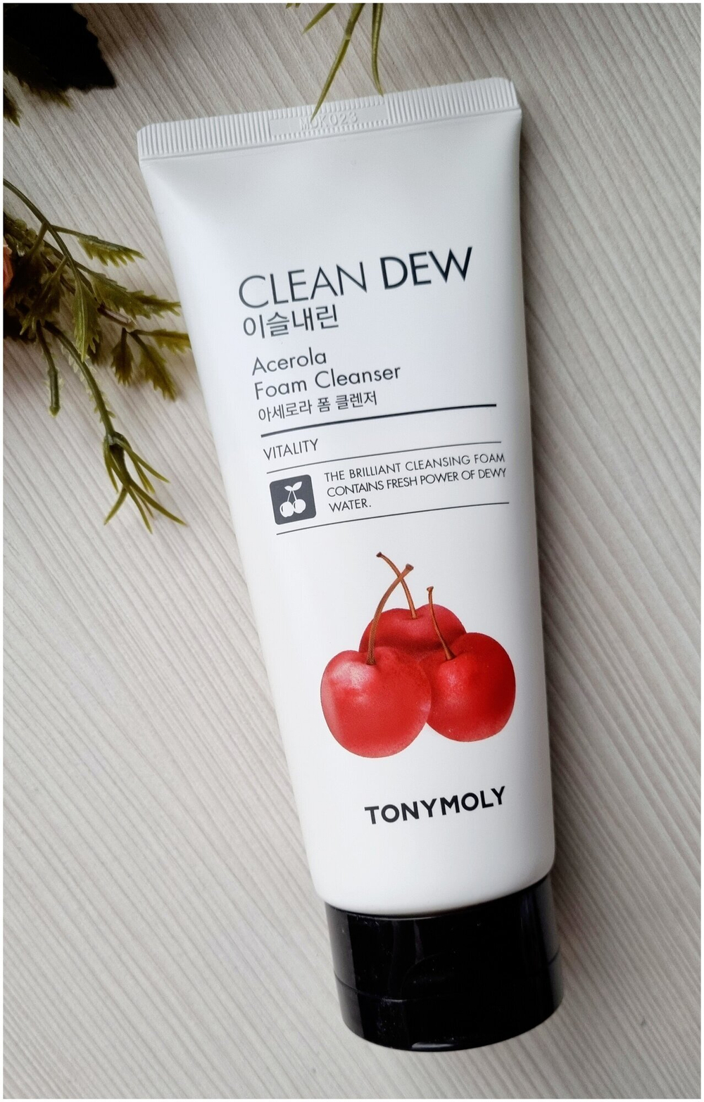 TONY MOLY пенка для умывания Clean Dew с экстрактом ацеролы, 180 мл
