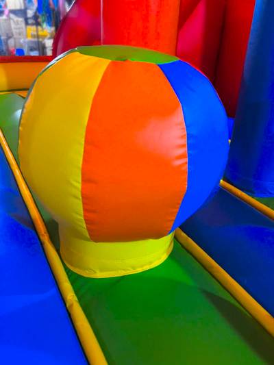 Коммерческий надувной батут «Радужный» с крышей, 5,9*5*3,5 м