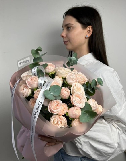 Нежный букет с кустовыми розами "Бомбастик" и эвкалиптом. Букет 1232