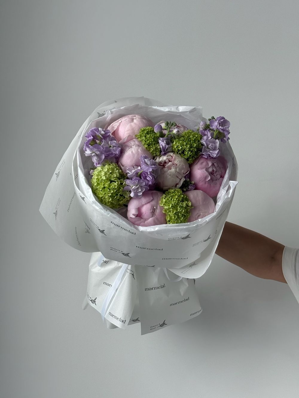 Букет сборный из пионов, вибурнума и маттиолы