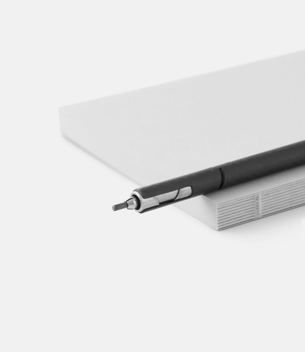 D8II FOMO — карандаш из карбона