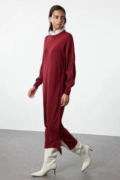 Бордовое трикотажное платье с вышитым воротником и деталями TCTAW25EB00031