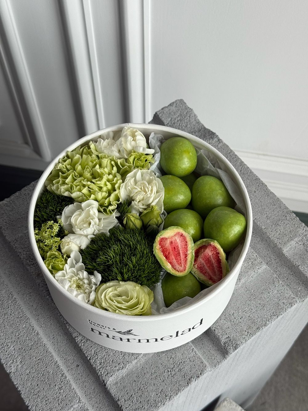 Цветочная композиция в коробке+ клубника в белом шоколаде со вкусом лайма