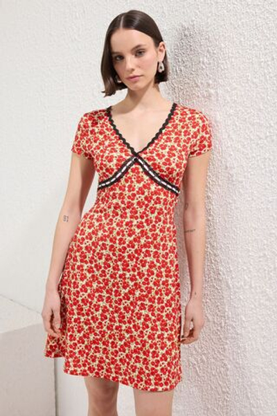 Красное трикотажное платье с мини-полосками для фигуриста/талии TWOSS25EL00543