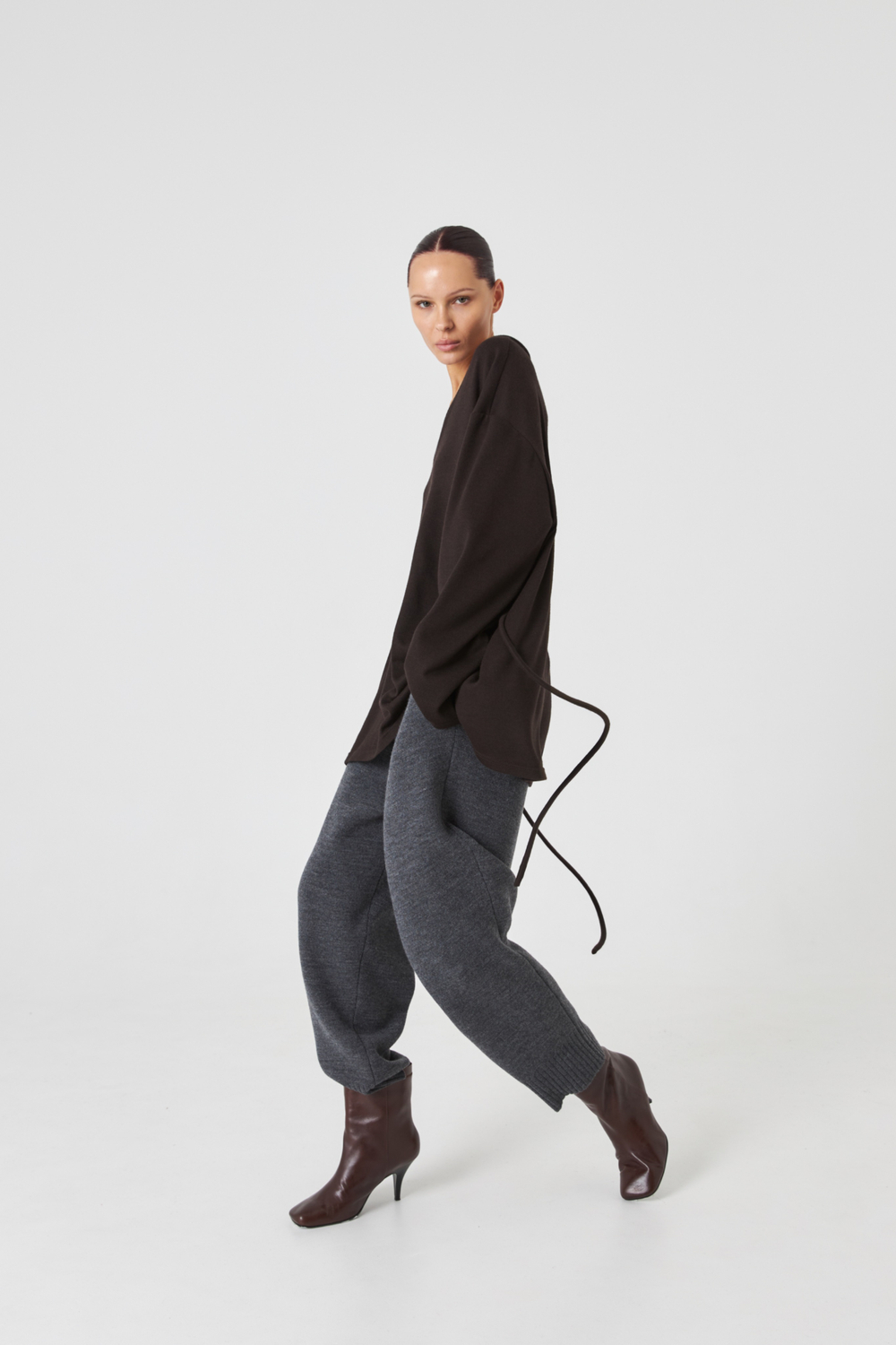 Лонгслив с V-образным вырезом