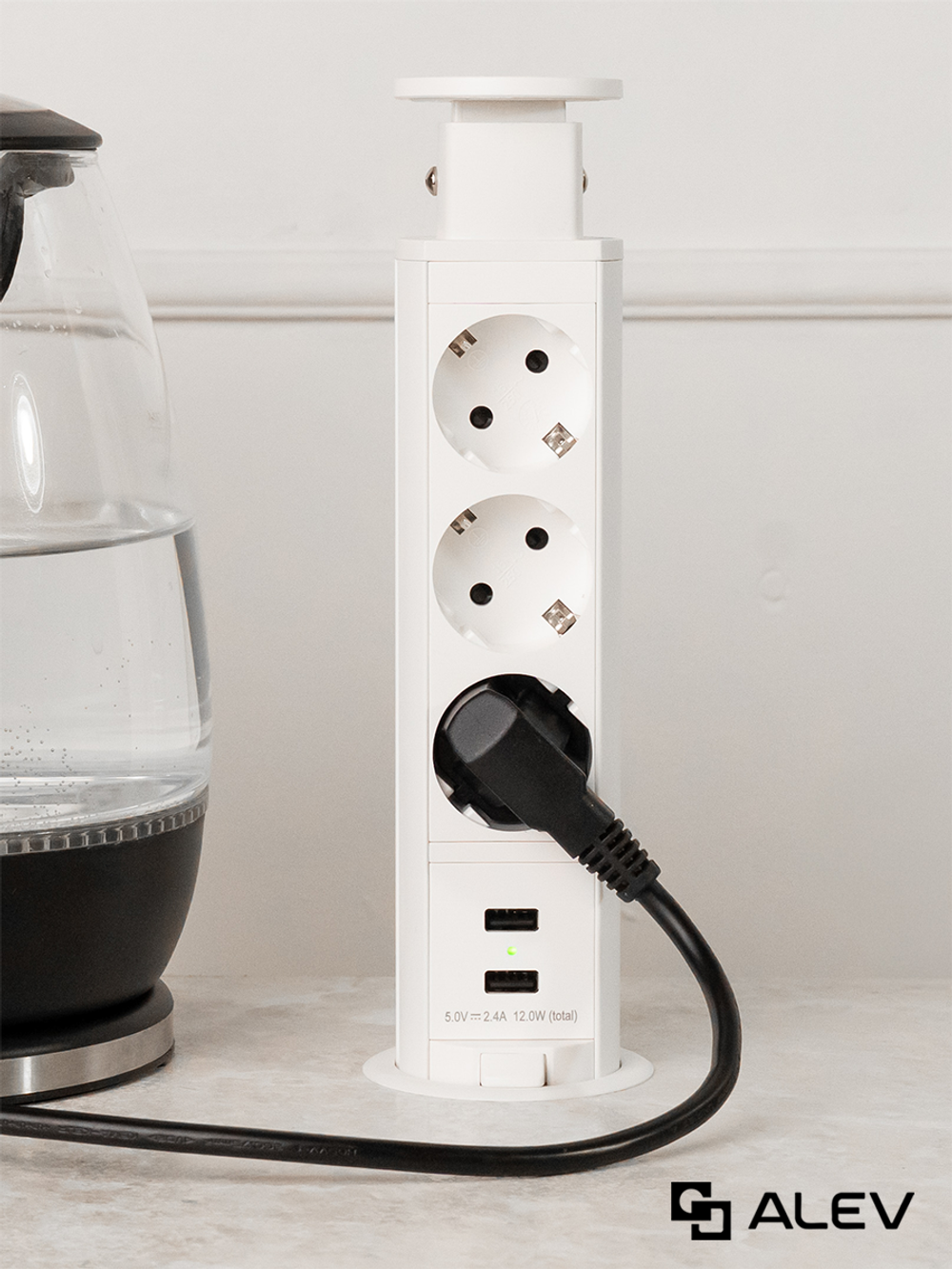 Вертикальная тройная розетка + 2 USB, белая