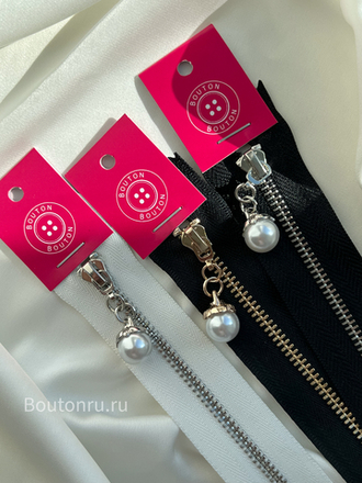 Молния черная с жемчужиной в обрамлении ажурного золотистого металла