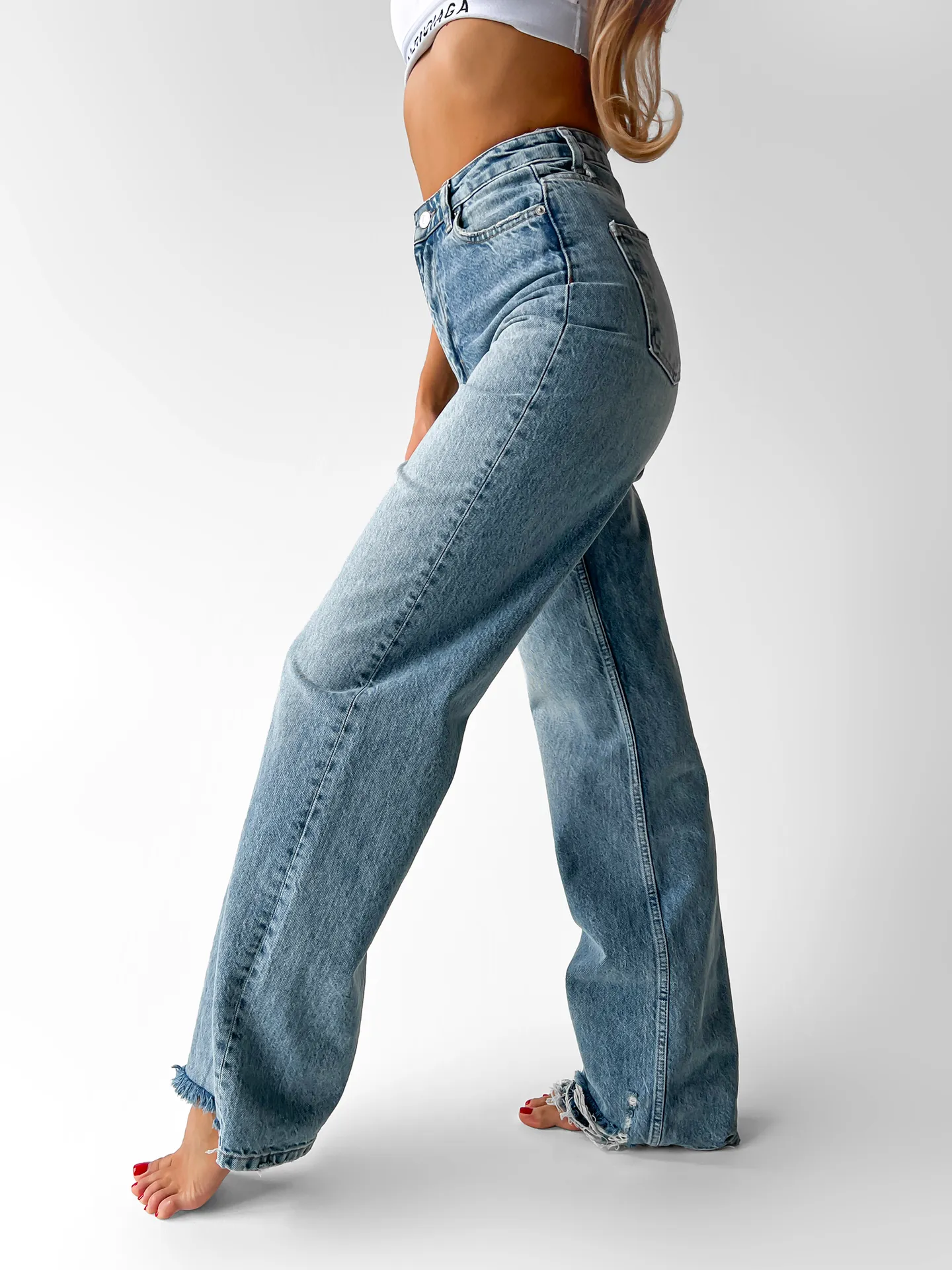 Женские джинсы FAF 3246 широкие рваные внизу однотонные голубые