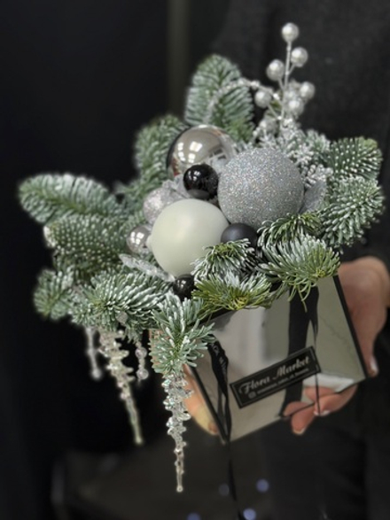 Стильная новогодняя композиция из ароматного нобилиса в эффектном зеркальном оформлении