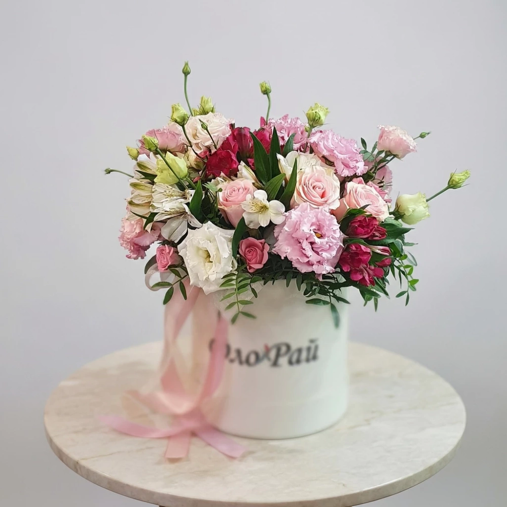 Композиция «Мечта» — розы, альстромерии, эустомы в шляпной коробке.