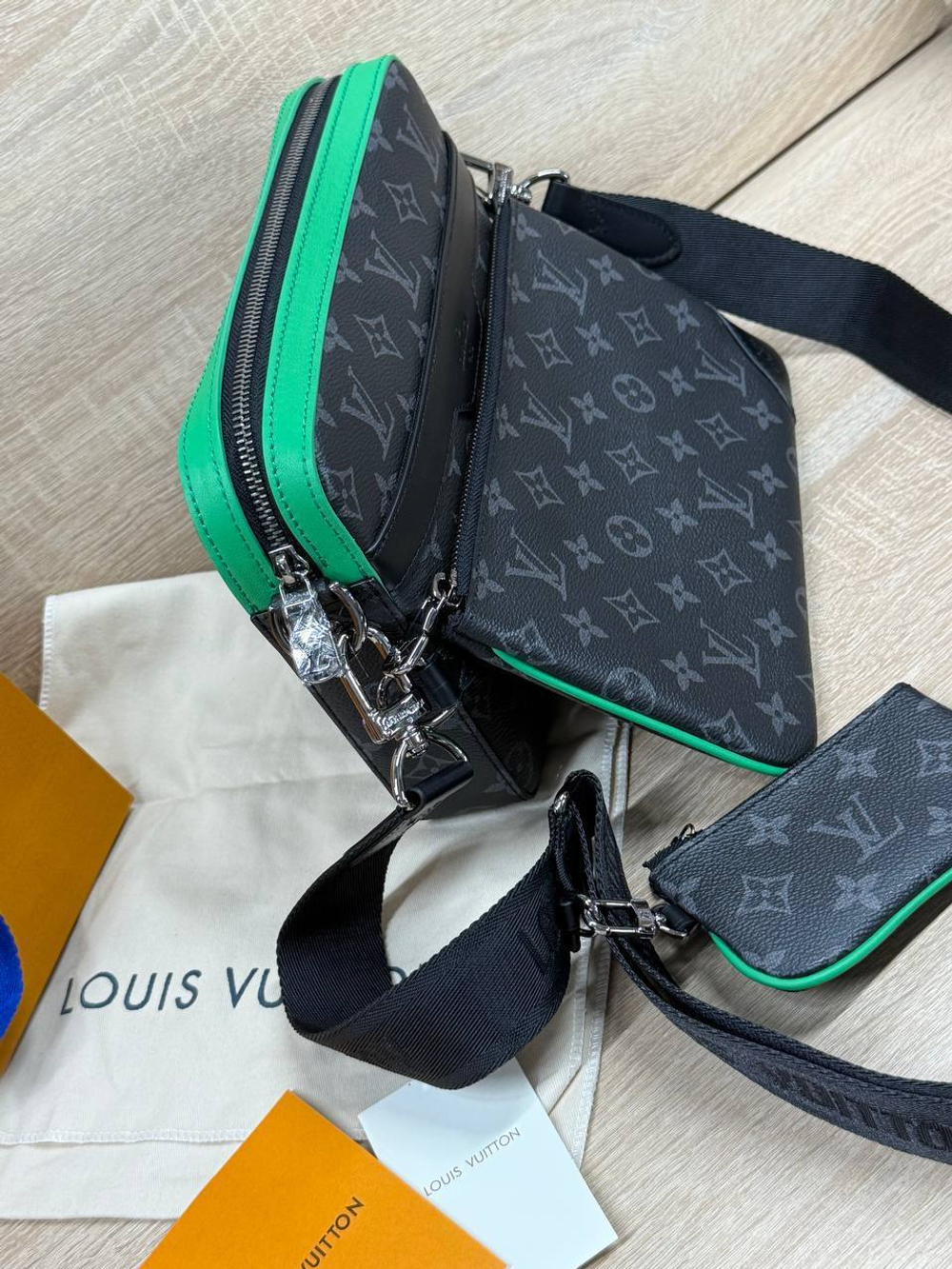 Сумка-мессенджер Louis Vuitton