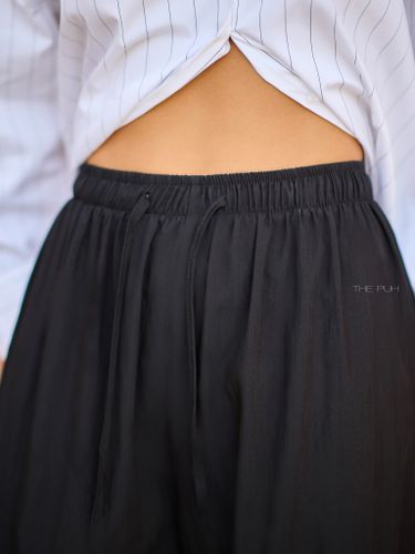 Широкие летние брюки черного цвета на резинке