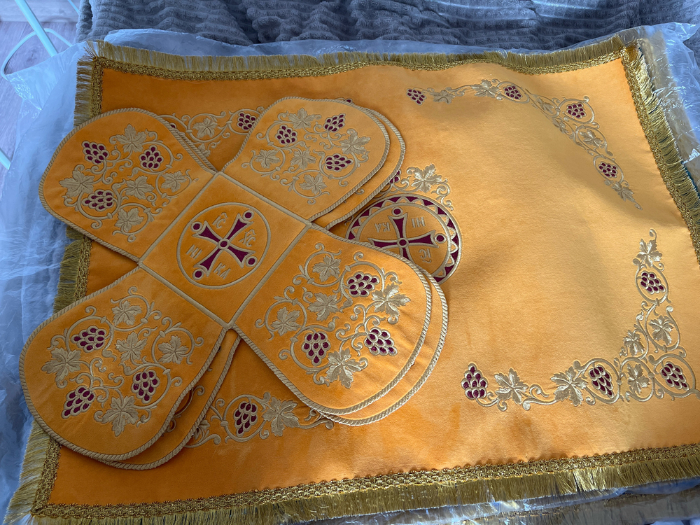 Бархатные покровцы с вышивкой жёлтые