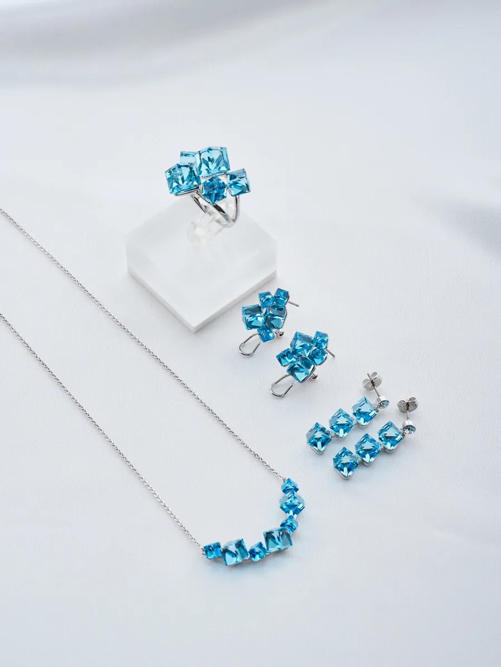 Серьги гроздья Мираж с голубыми кубиками Swarovski