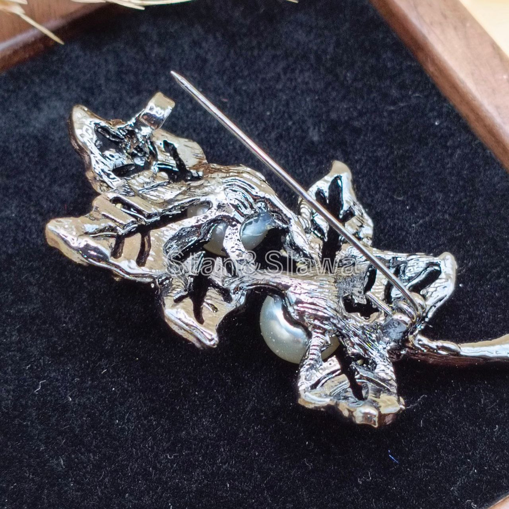 Брошь "Листья с жемчугом"