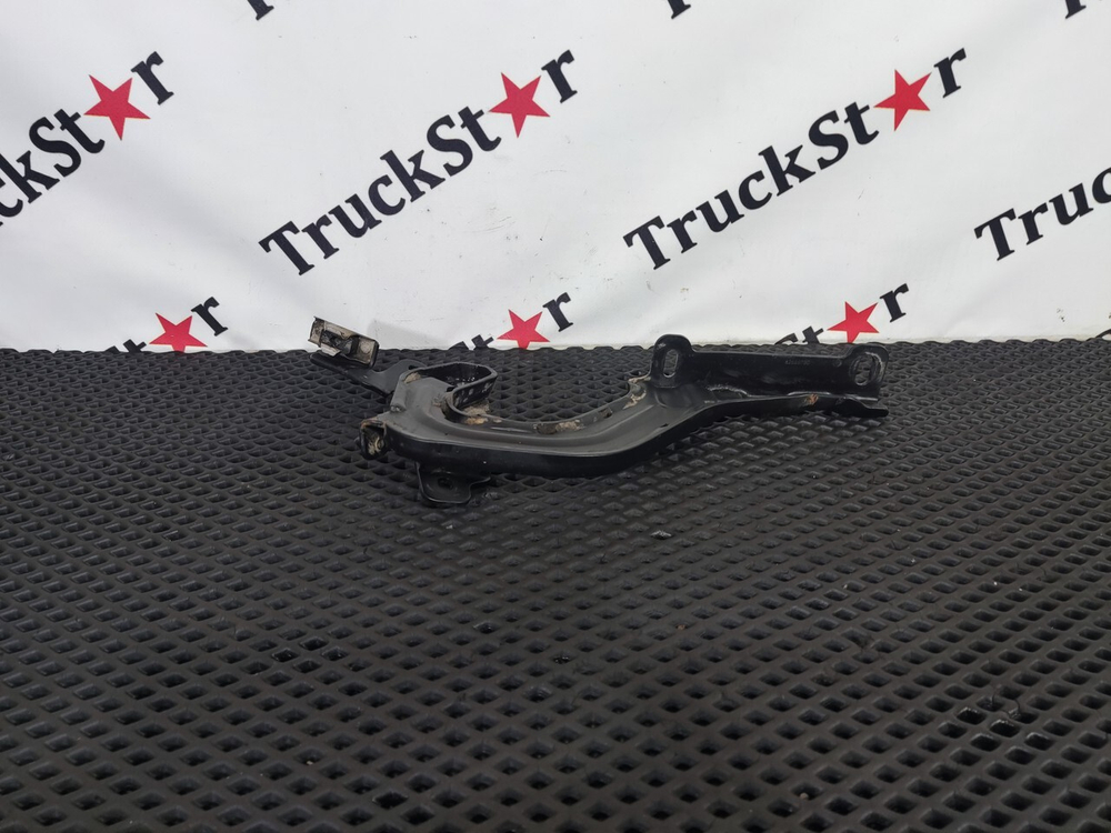 Петля решетки радиатора правая 2020г.