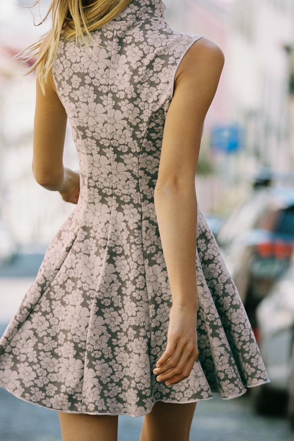 ZARA КОРОТКОЕ ЖАККАРДОВОЕ ПЛАТЬЕ, БЕЖЕВЫЙ