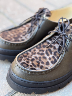 MocToe Khaki+Leo