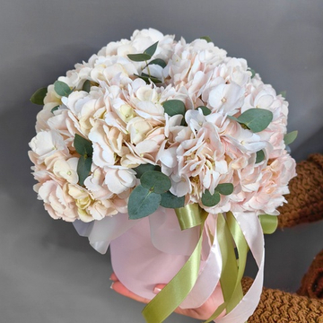 Коробка с 3 розовыми гортензиями и эвкалиптом