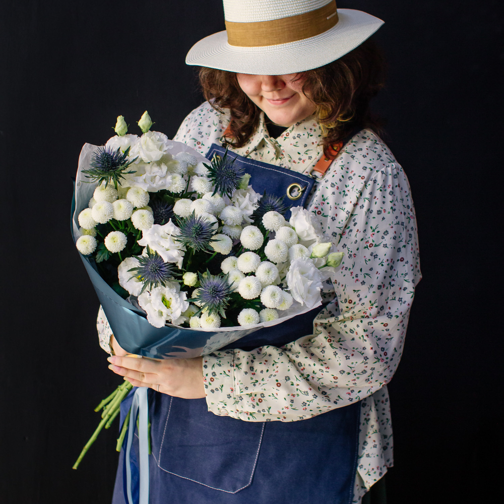 10. Стойкий необычный букет с эрингиумом