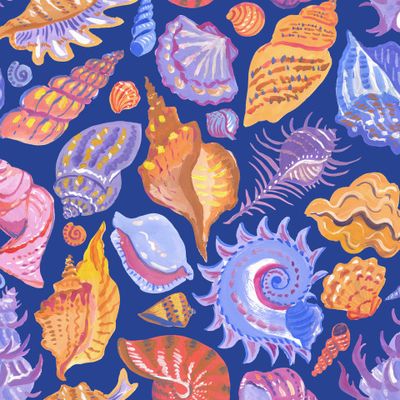 Яркие морские ракушки на темно-синем