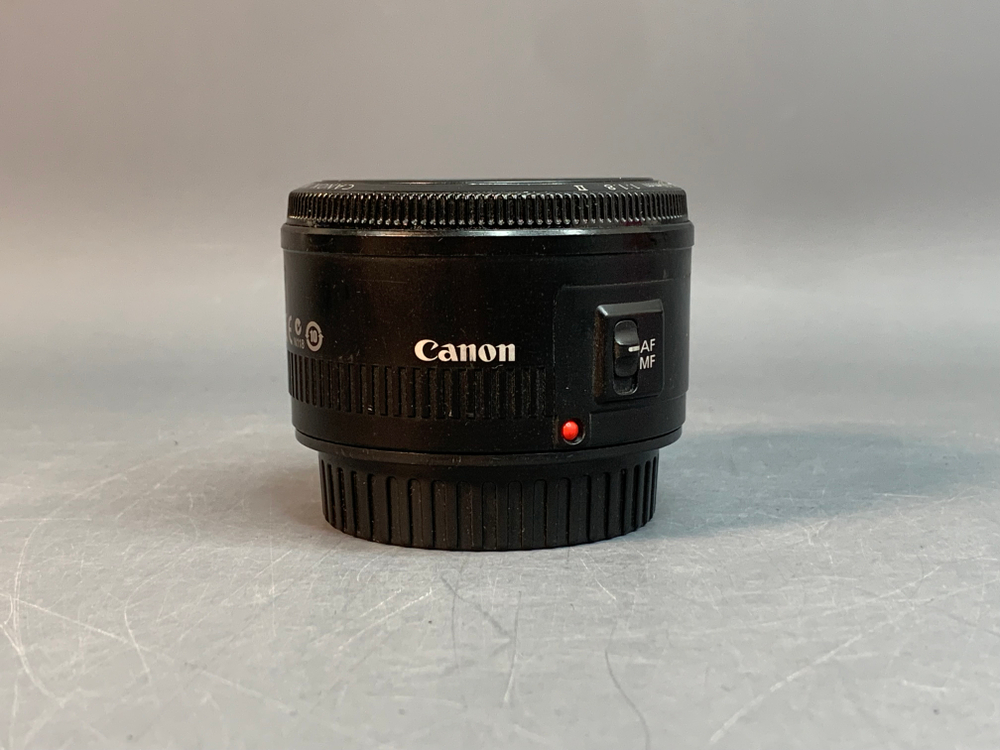 Canon 50mm 1.8 пылинки внутри