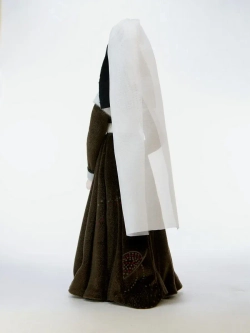 Кукла в праздничном костюме дворянки из Бургундии