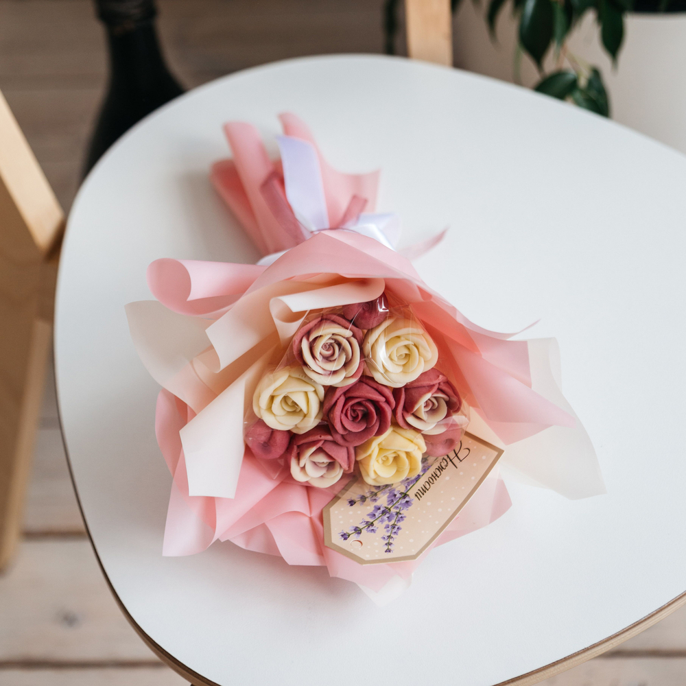 Шоколадный букет "Вкус Любви" из роз с вишней, подарок любимой, жене, маме, подруге, дочке на 8 марта.