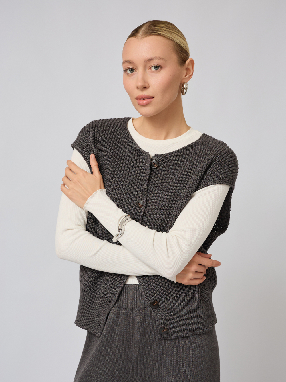 Жилет вязаный на пуговицах