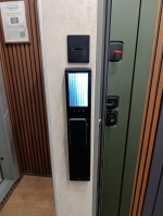 Стальная дверь "Дуэт Б" с зеркалом (биометрический замок К 06)