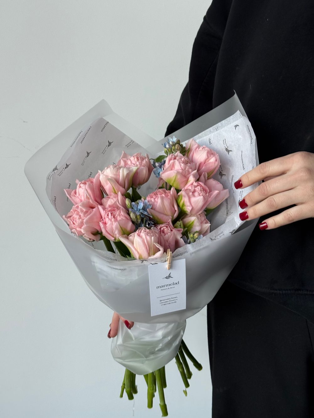 Букет из 15 розовых пионовидных тюльпанов и голубого оксипеталума