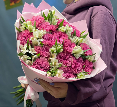Букет из пионовидных роз и альстромерии